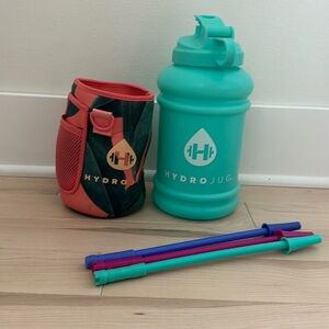 Hydrojug with sleeve and 3 new straws